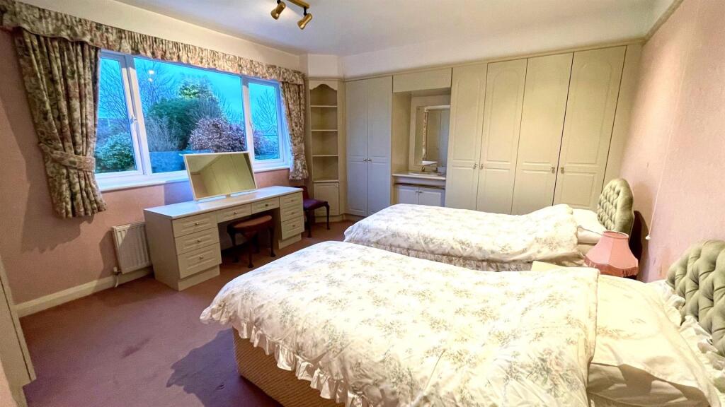 MAIN BEDROOM (off hallway)