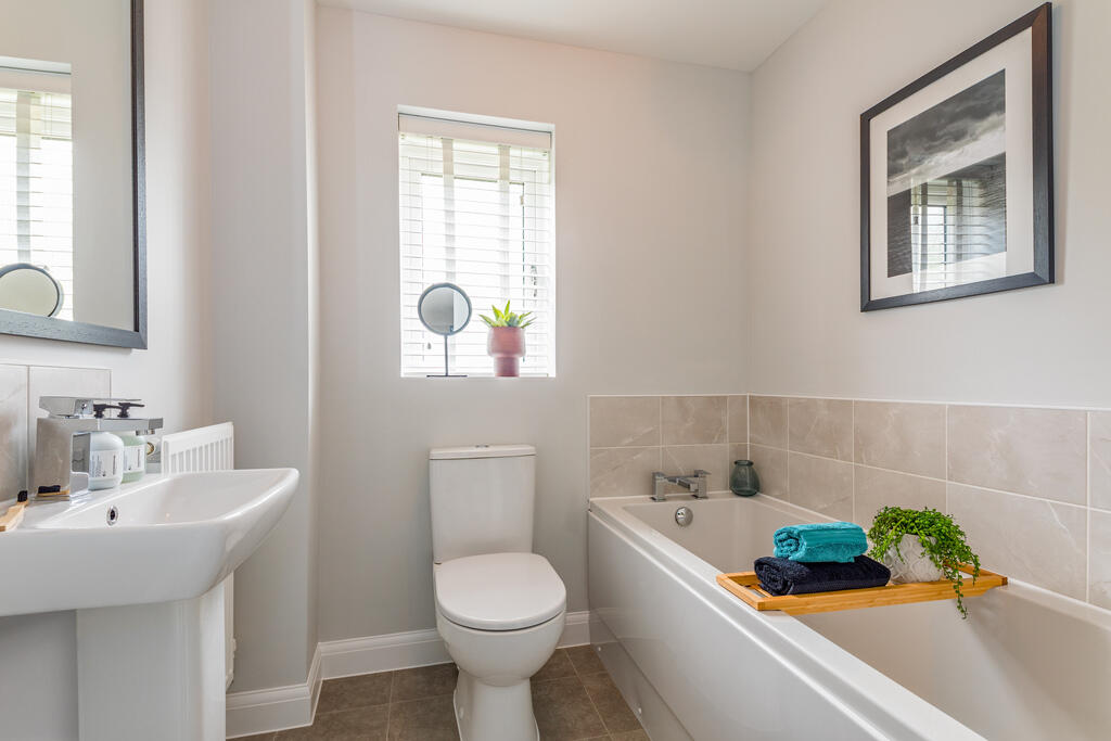 Inside view of the family bahtroom. Ellerton. 3 bed home.