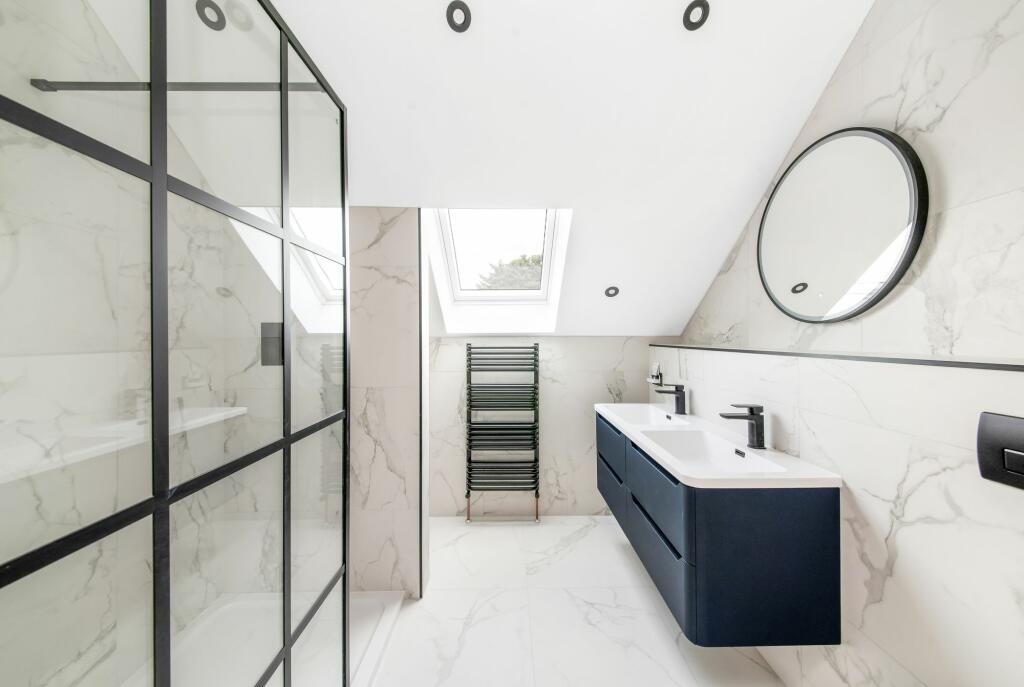 EN-SUITE SHOWER ROOM