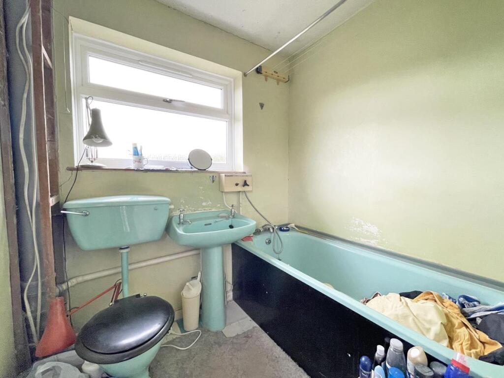 Erlstoke Close 37 - Bath.jpg