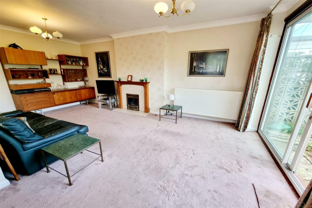 EXTENDED LOUNGE/DINER: PIC. 2