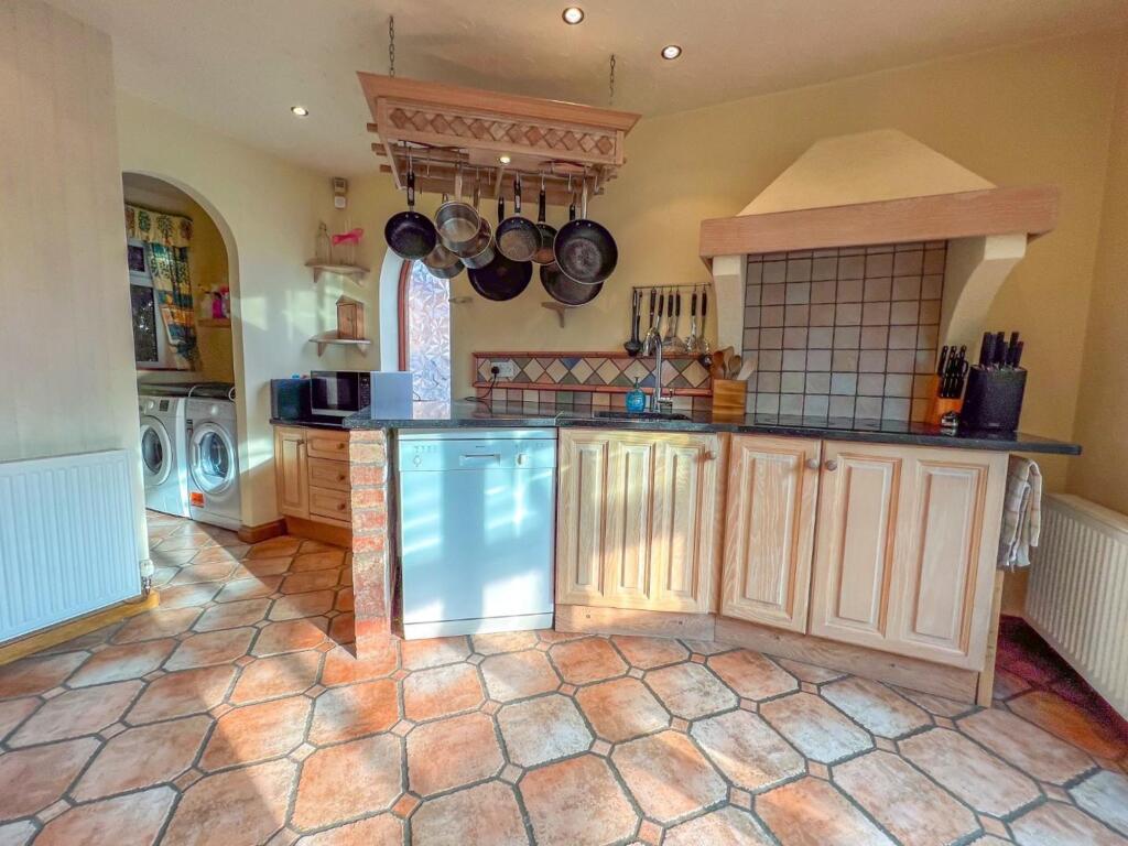 Gloucester Cl. Image-16.jpg