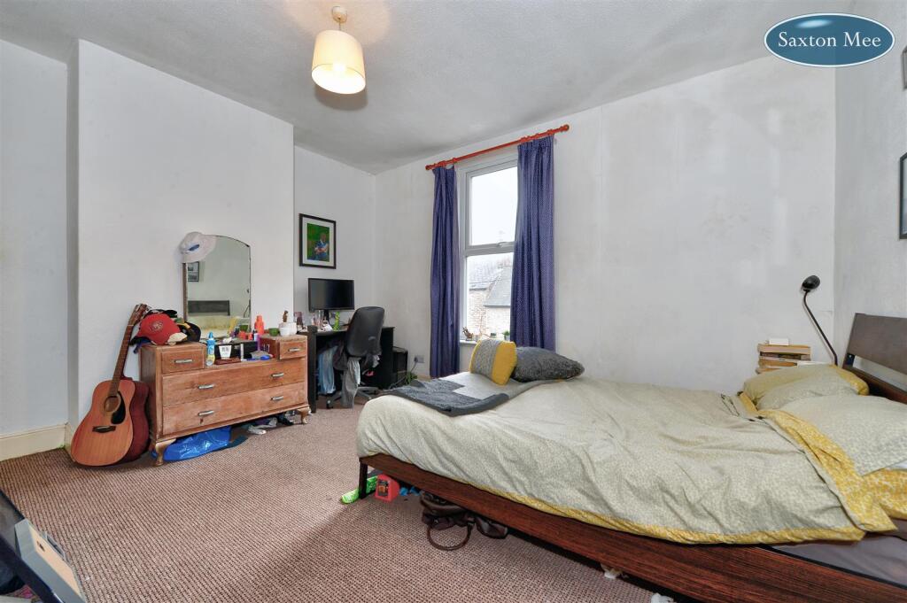 bedroom 1 9985.jpg