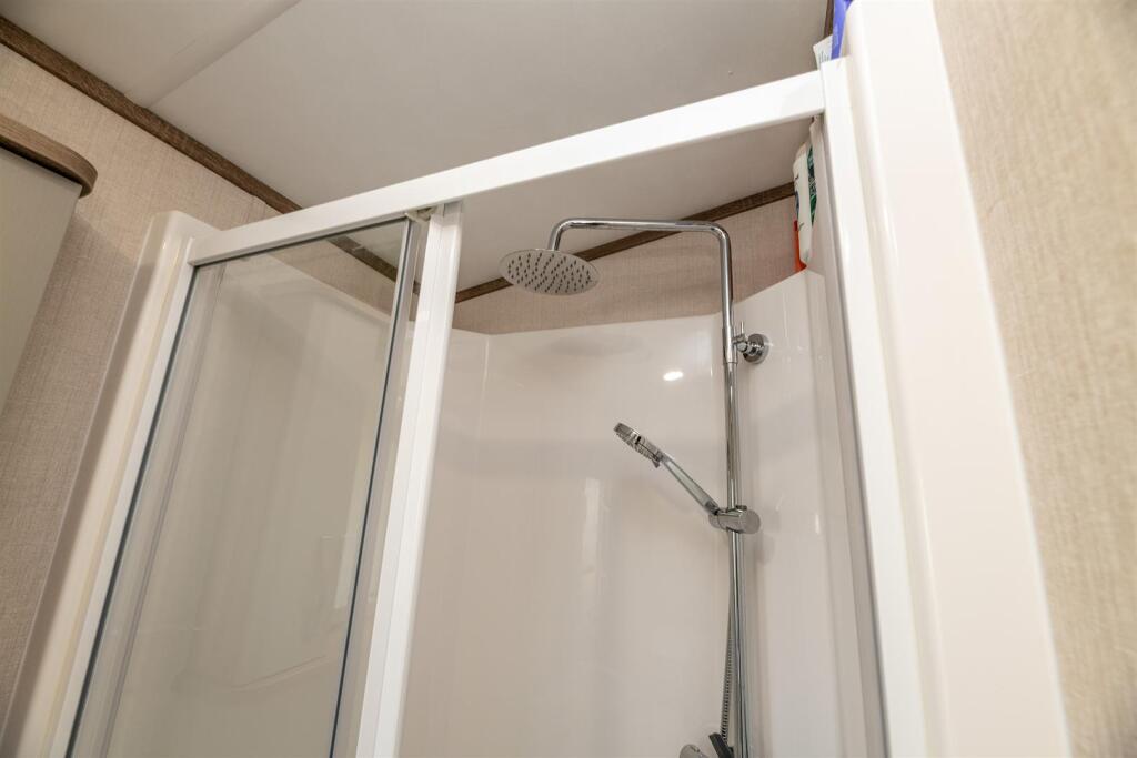 Y04-ABERAFON-PARK-BATHROOM-1C.jpg