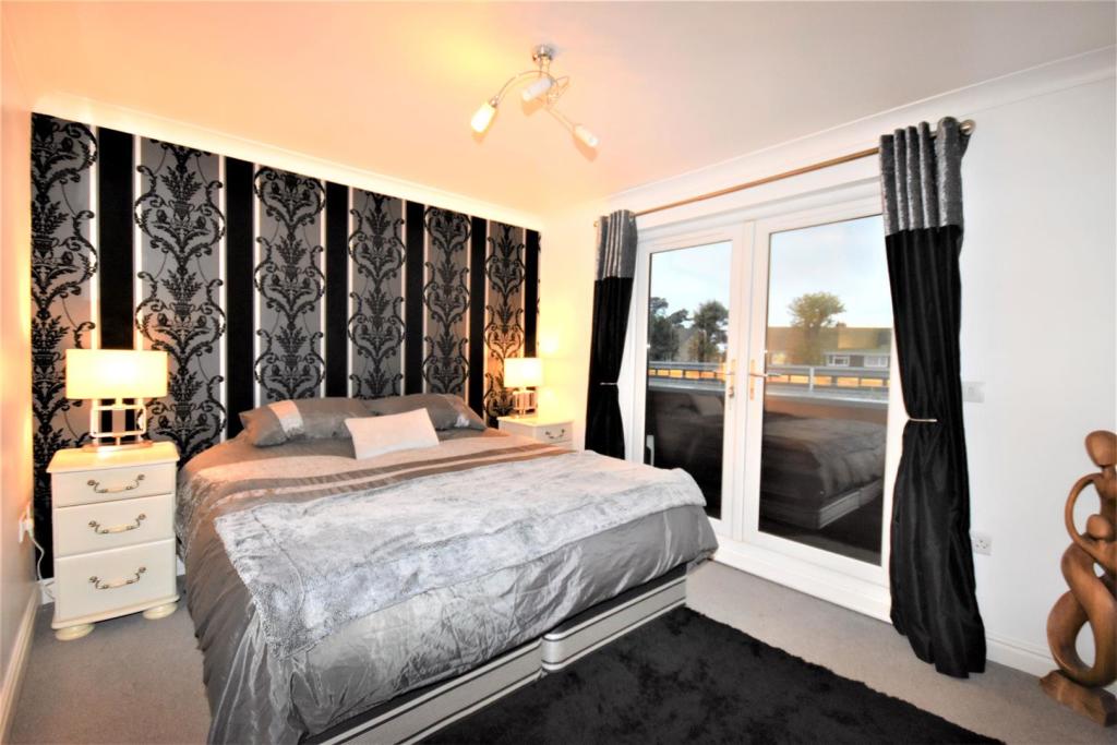 Master Bedroom..JPG