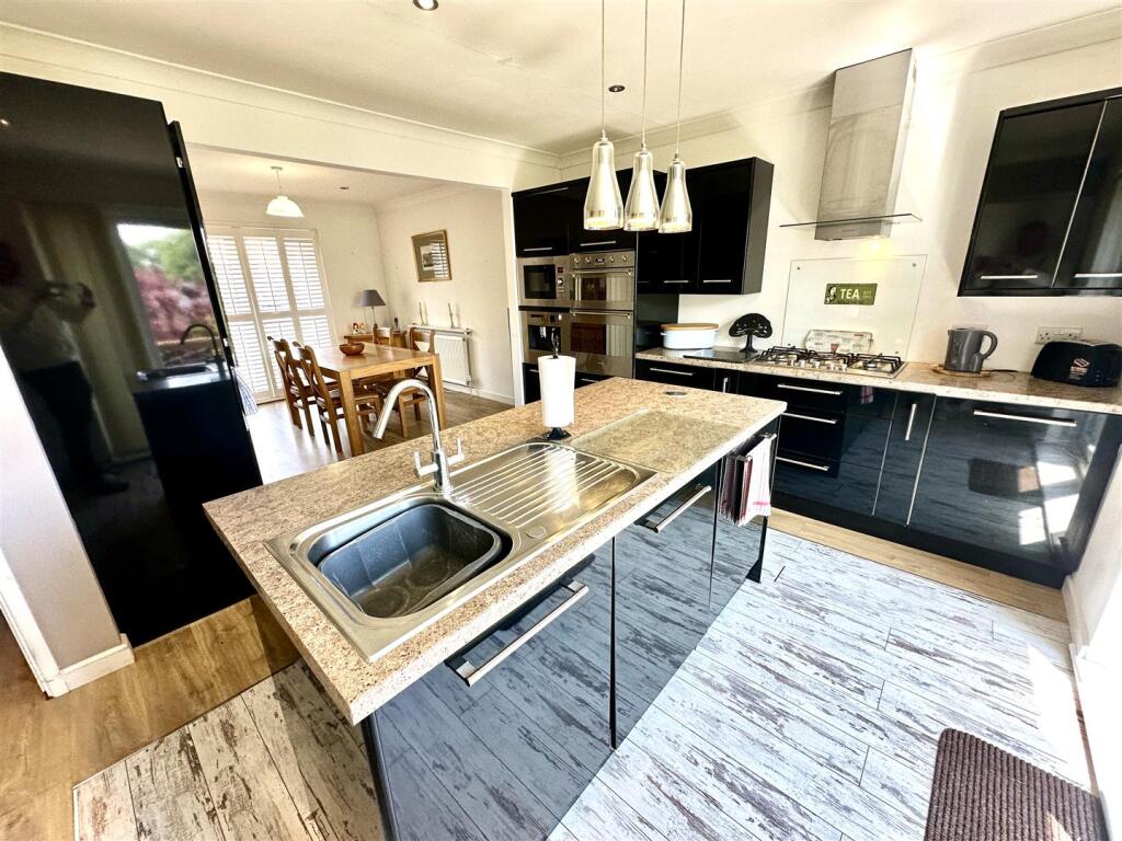 KITCHEN/DINING ROOM