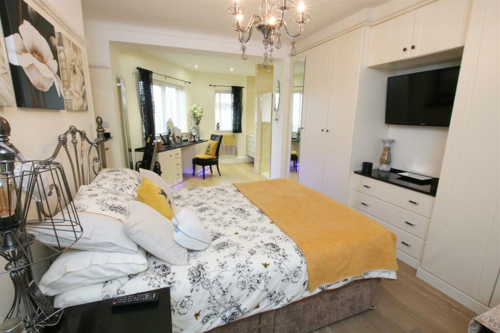 PRINCIPAL BEDROOM 1 (EN-SUITE)