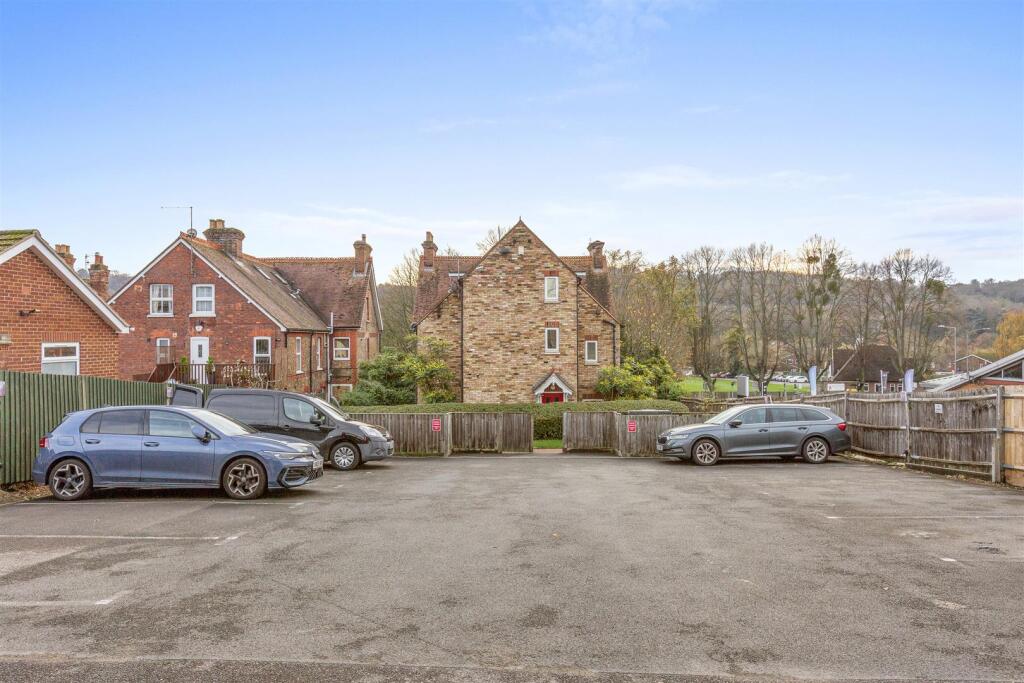 Flat 5, 123 London Rd, HP11 1BT-13.jpg