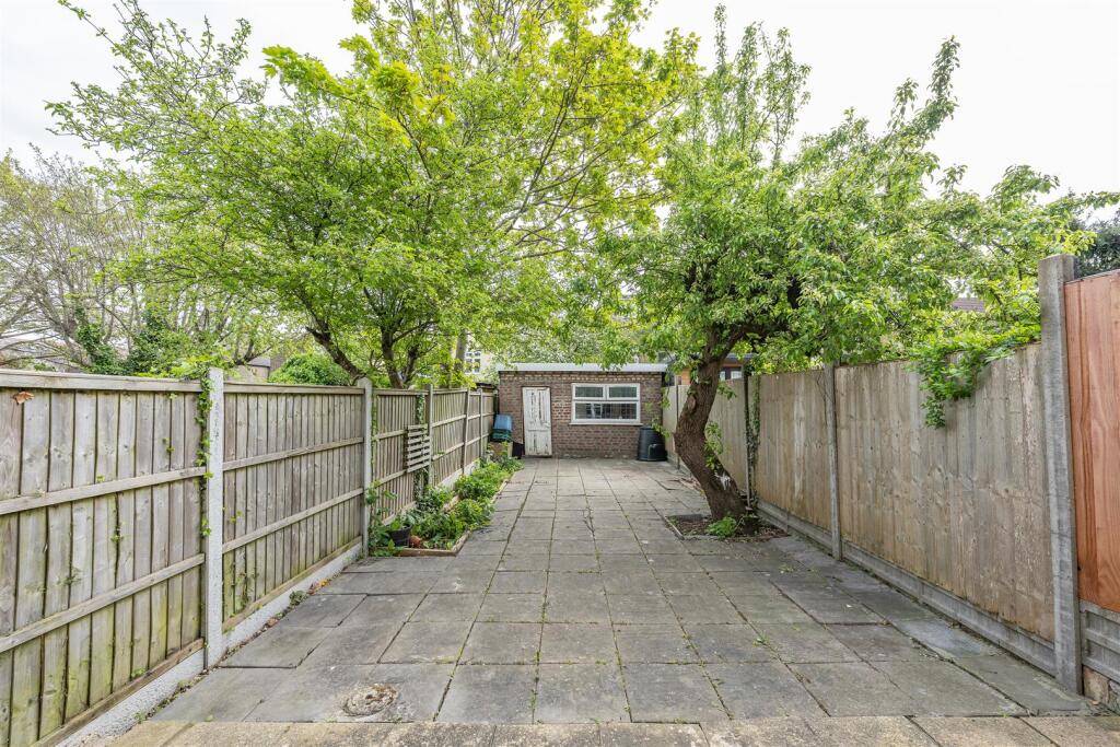 Lyndhurst Road, E4