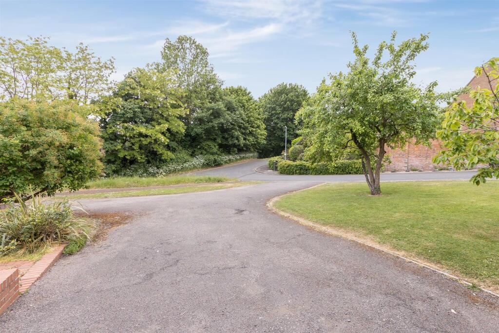 12 Manor House Close, Rugby (20).jpg