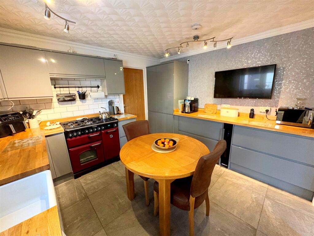 Kitchen e.jpg