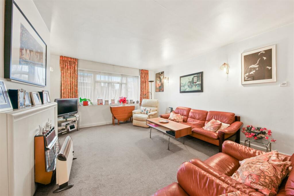 Lounge 3.jpg