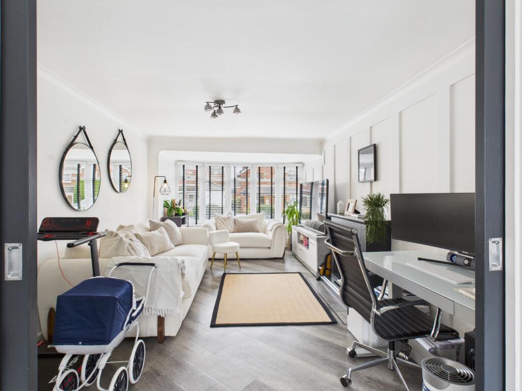 CAM03729G0-PR0173-STILL009