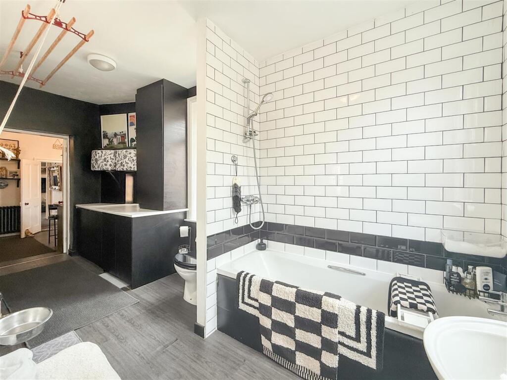 UTILITY ROOM/BATHROOM