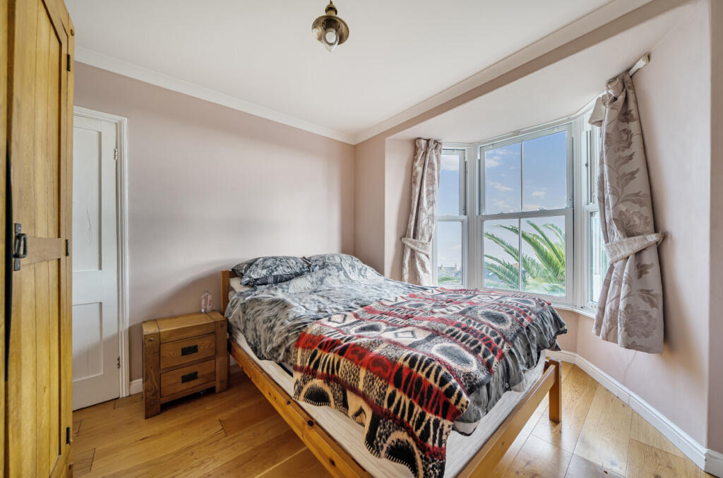 1374785-4-690f557...