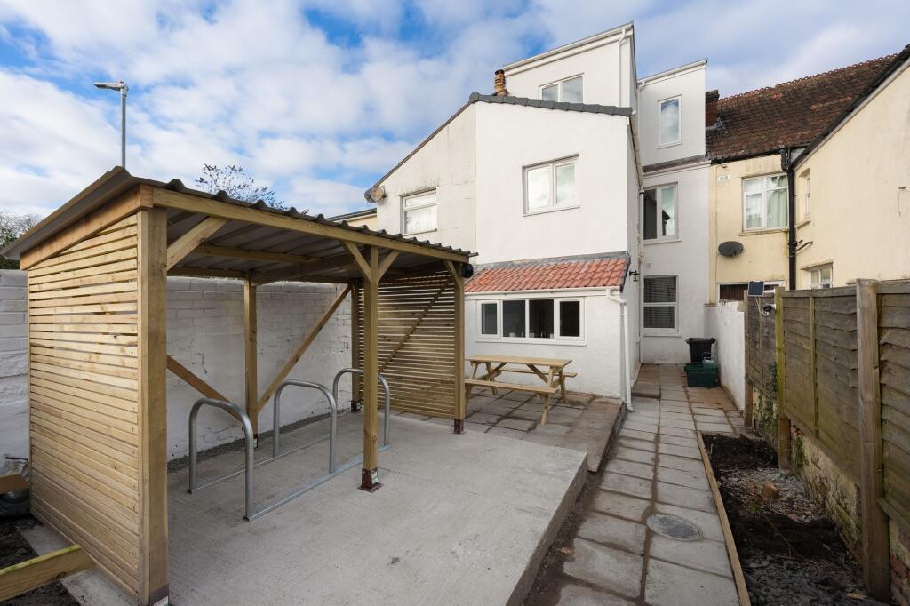 Well-kept private courtyard with a covered bike...