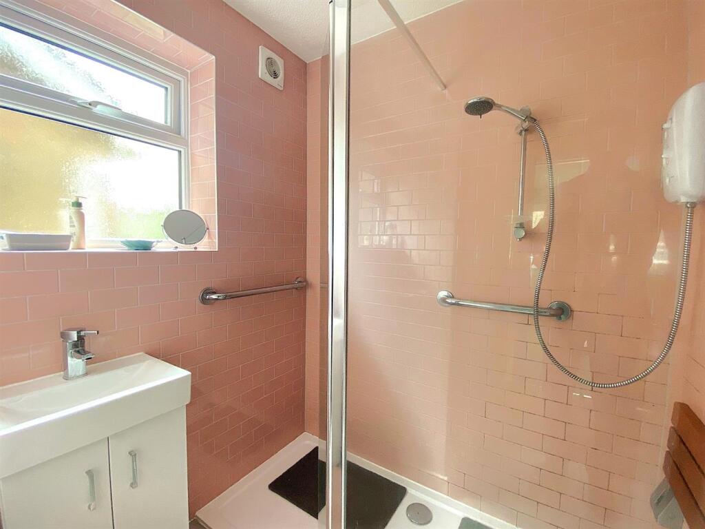 60 Gwyneth Grove - Shower2.jpg