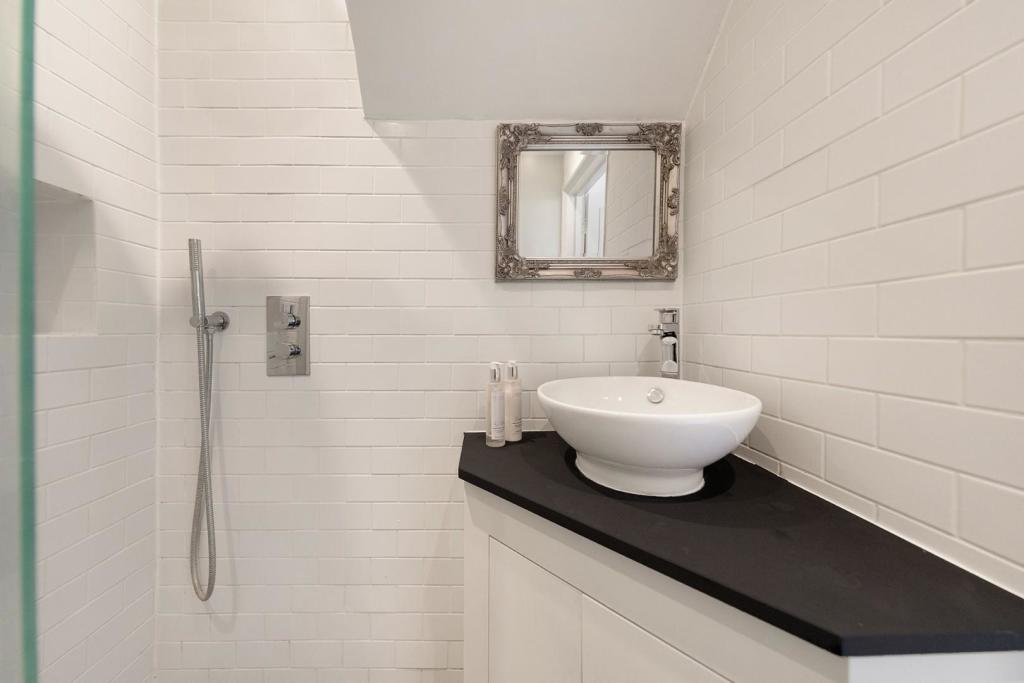 Bathroom (2).jpg