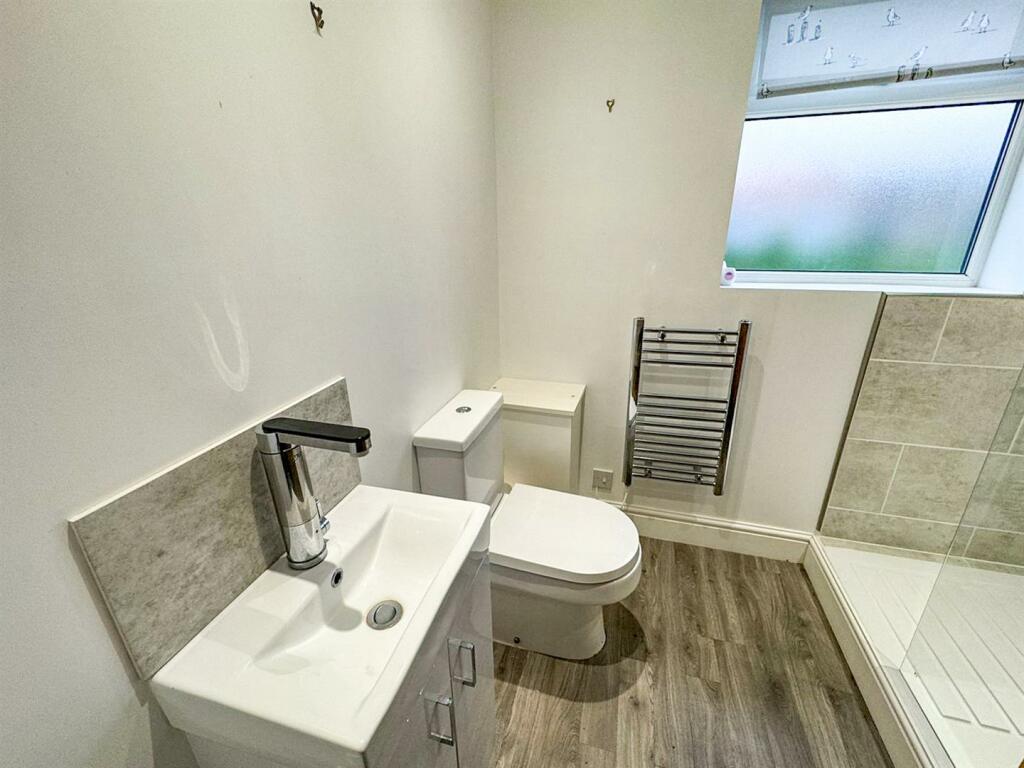 SHOWER ROOM 1