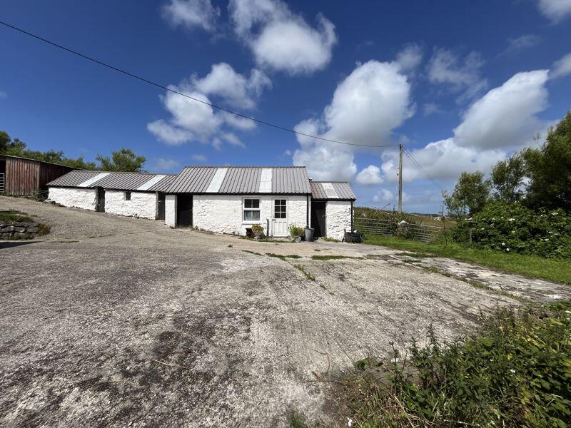 Single storey barn and yard