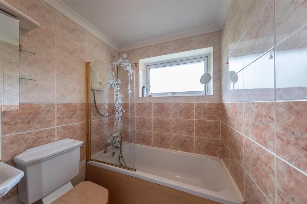 10 Meadow Close-026.jpg