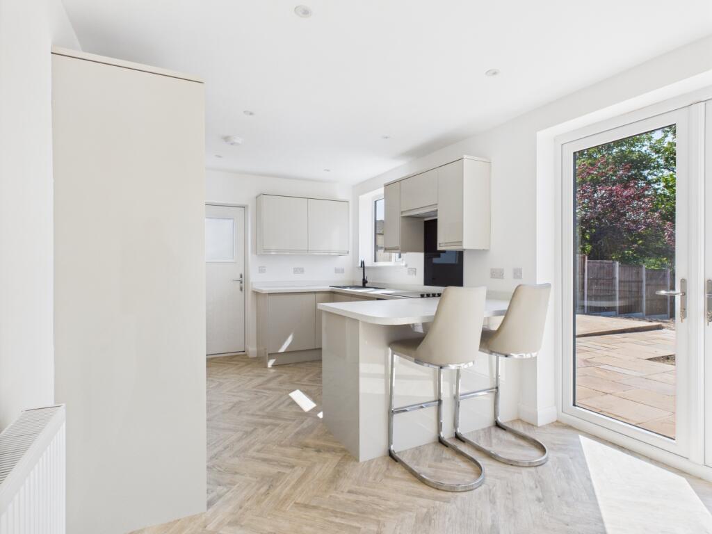 CAM03729G0-PR0072-STILL020