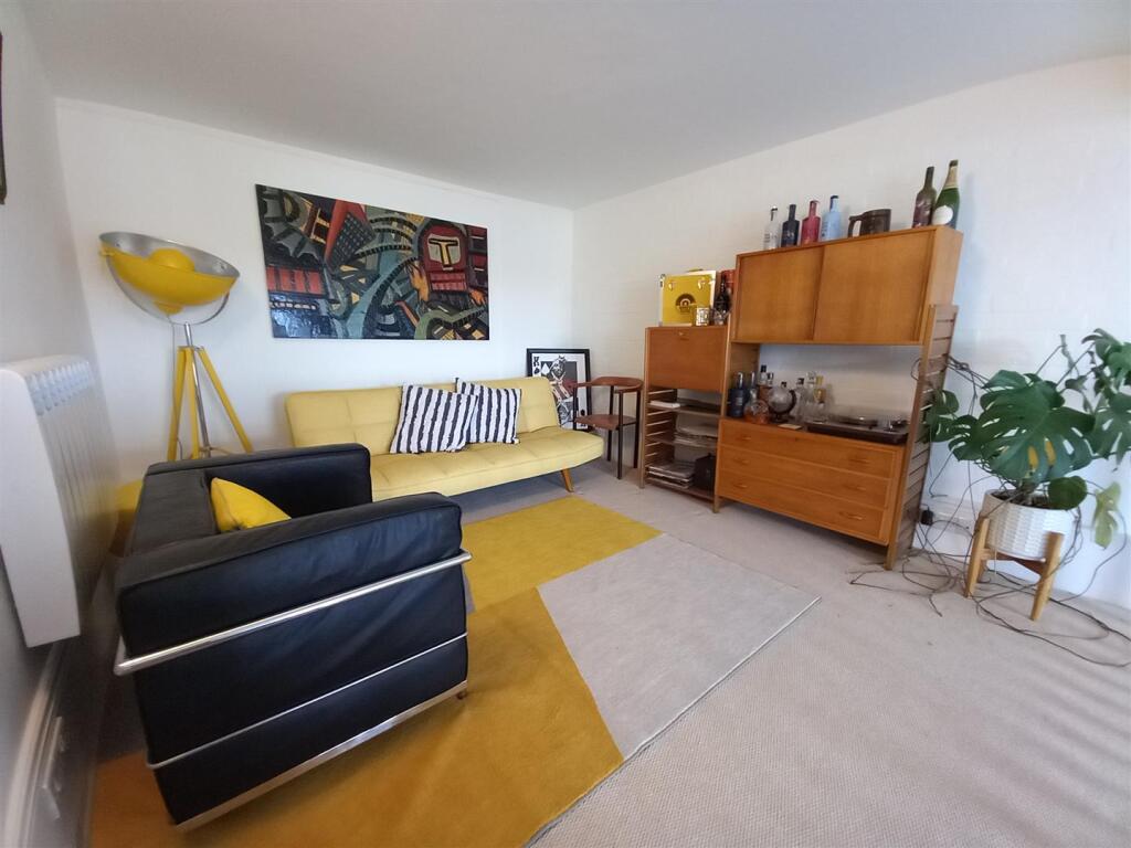 Apartment 12 Bed 3.jpg