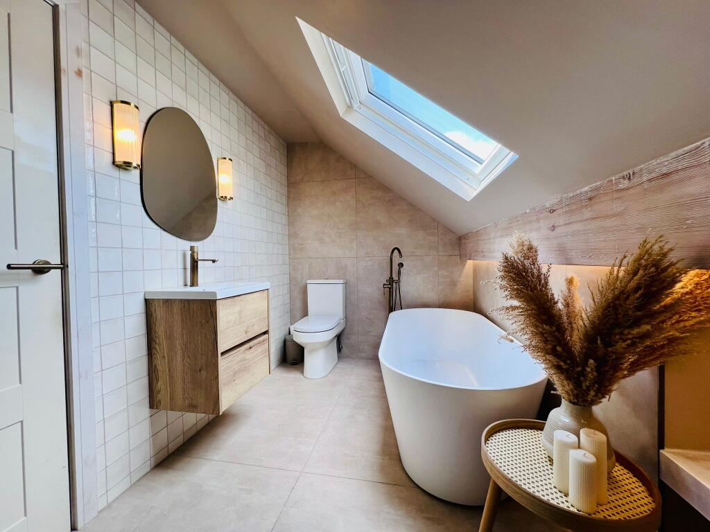 BATHROOM (2).jpg