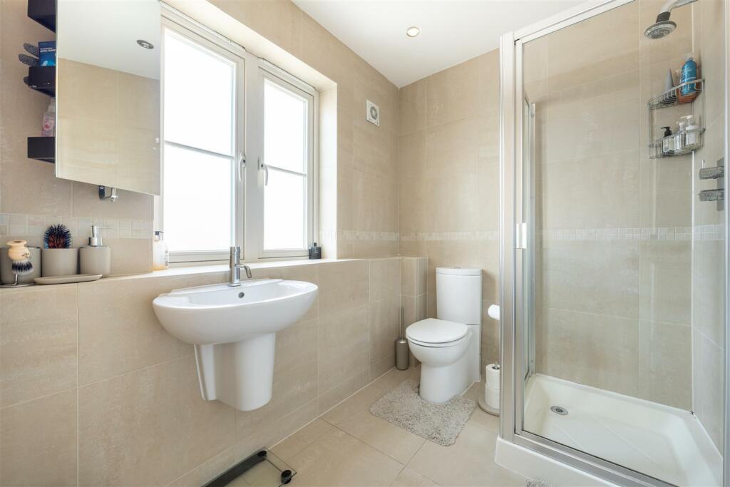En-Suite (Bed 2).jpg
