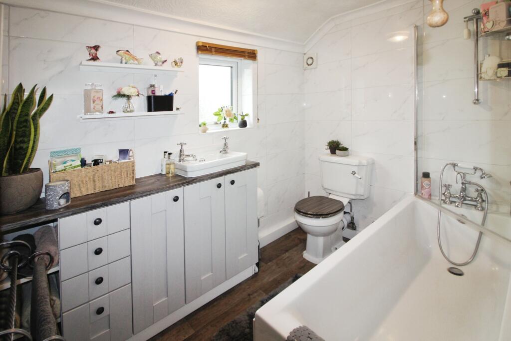 Bathroom..JPG