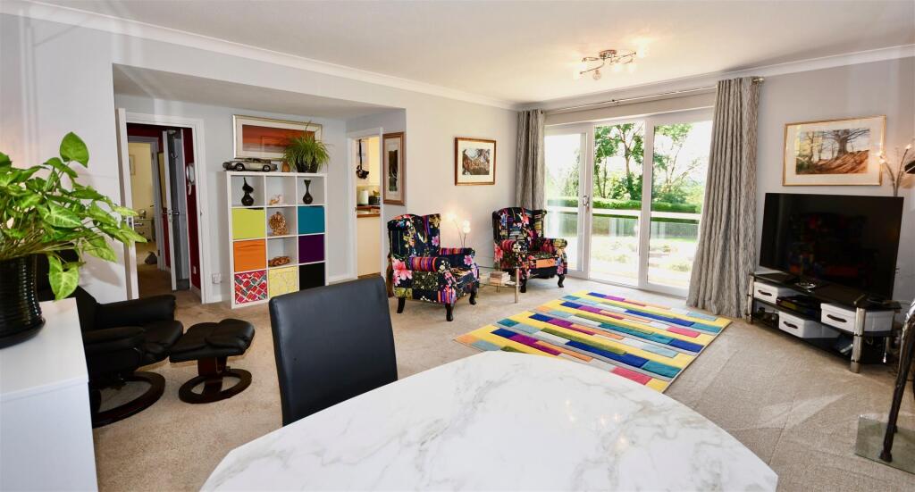 Sitting/dining room