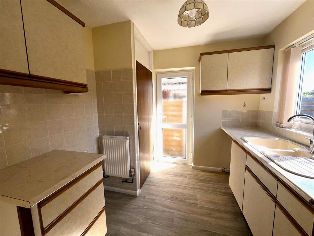 Kitchen 2.JPG