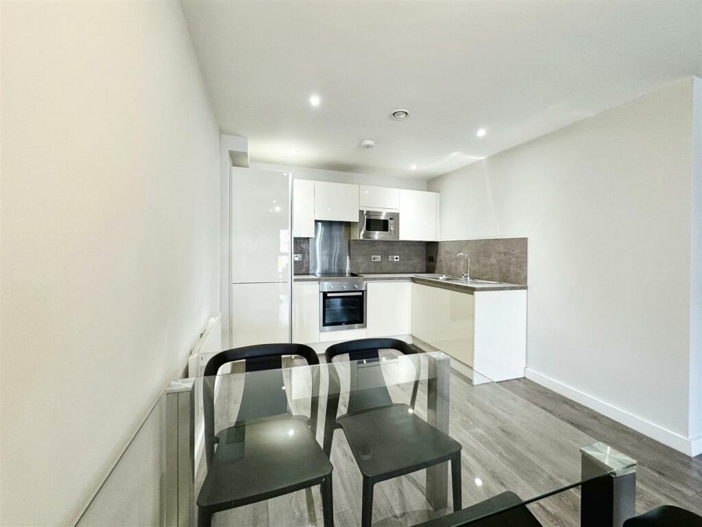 Dining area to kitchen