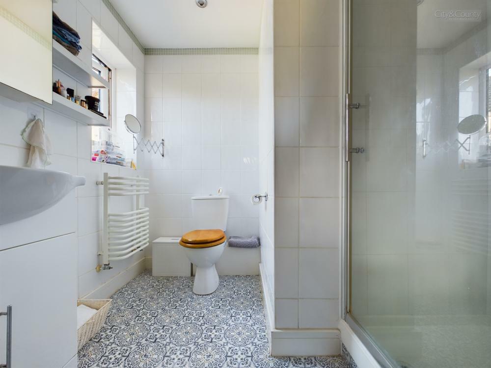 En-Suite To Master Bedroom