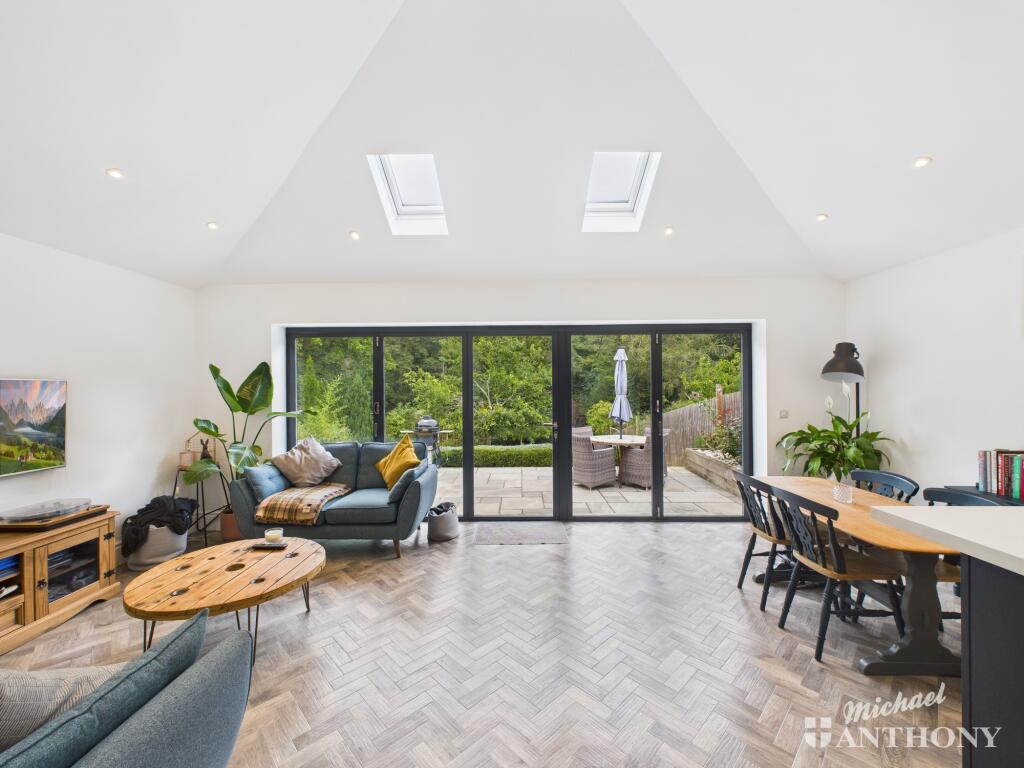 CAM02773G0-PR0362-STILL019