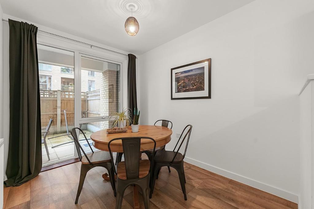 Dining Area.jpg