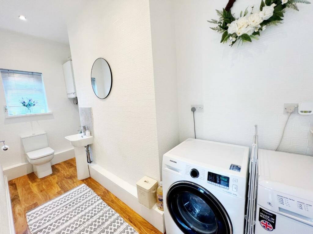 Utility Room Wc.jpg