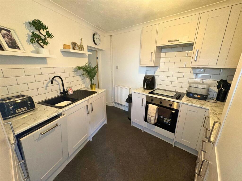 Kitchen b (edit).jpg