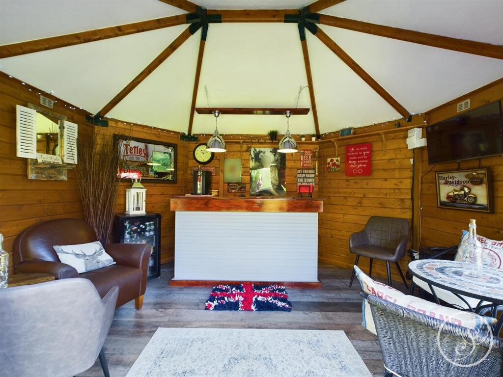SUMMER HOUSE/BAR