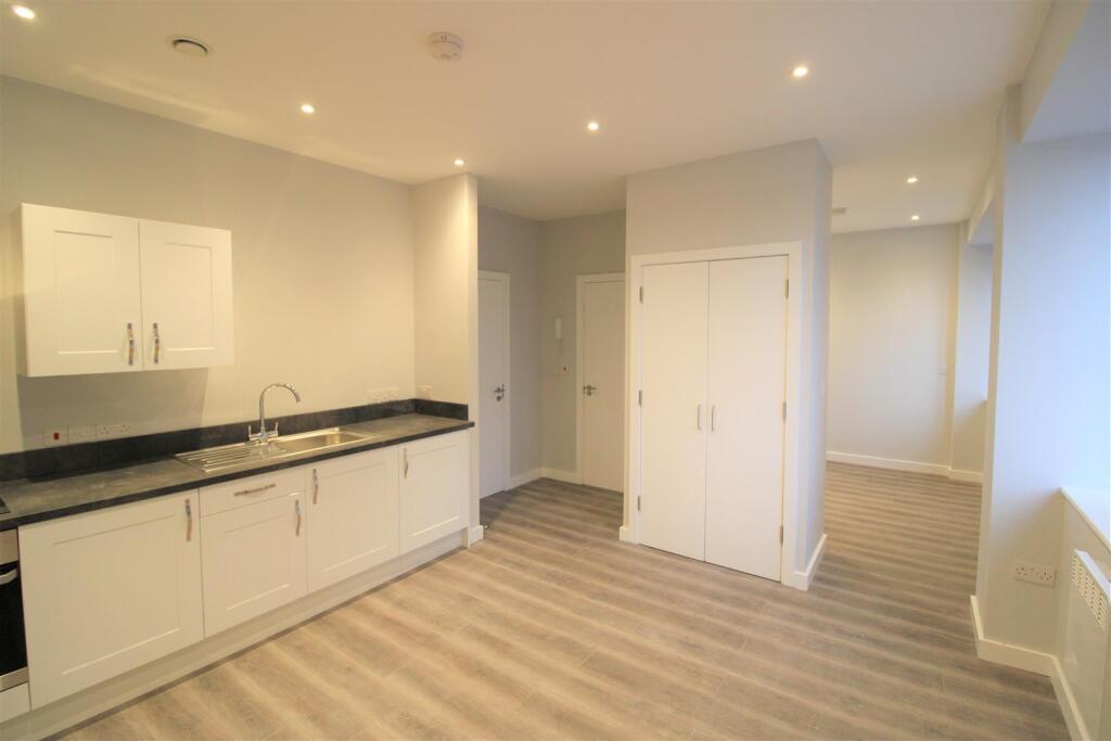 KITCHEN/LOUNGE