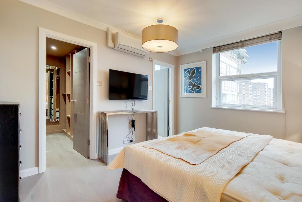 4_Main-Bedroom-1-1.jpg