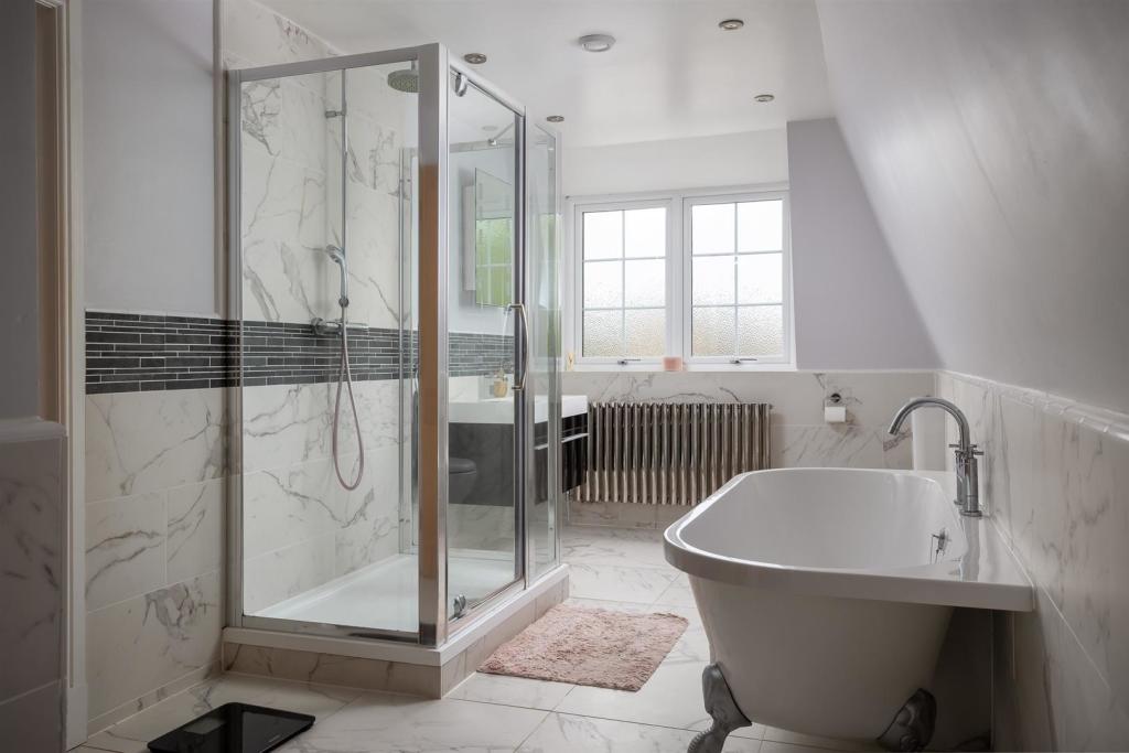 51 - Querns House - GL7 1RL - Web.jpg