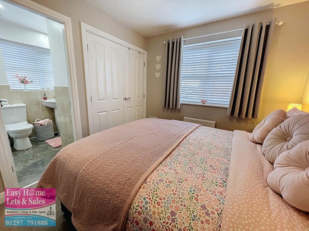 Master Bedroom/En...