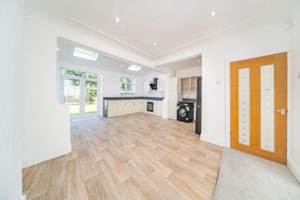 77 Jeffereys Crescent kitchen.jpg