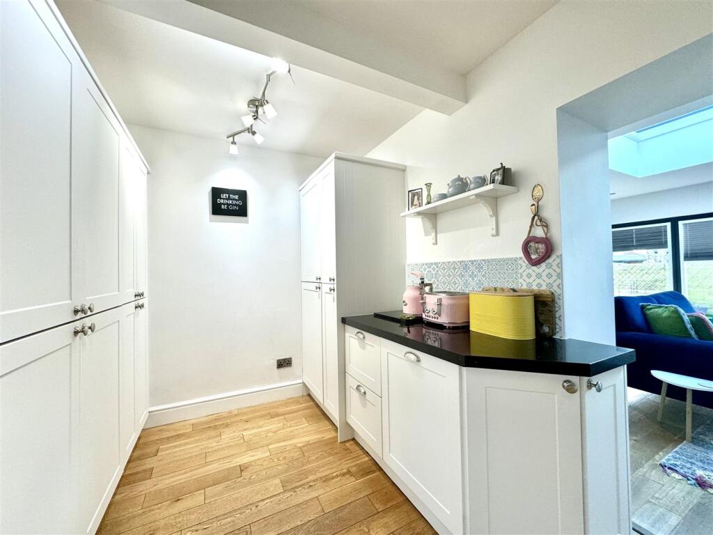 KITCHEN/BREAKFAST AREA