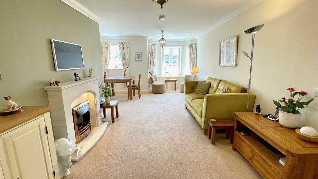 LOUNGE-DINING ROOM
