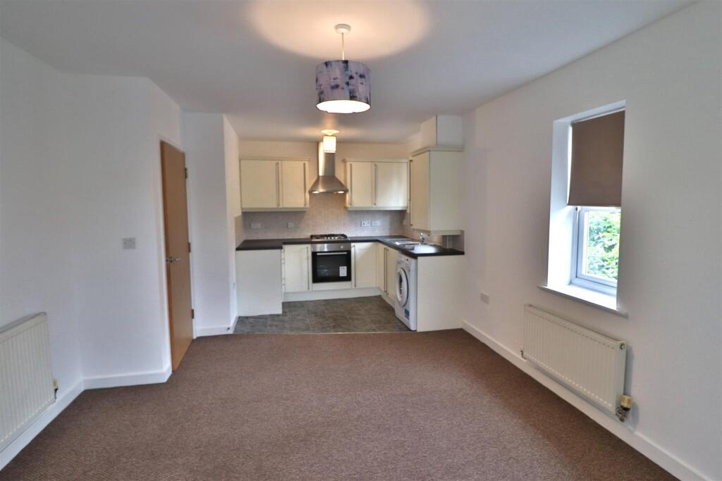 KITCHEN/LIVING ROOM