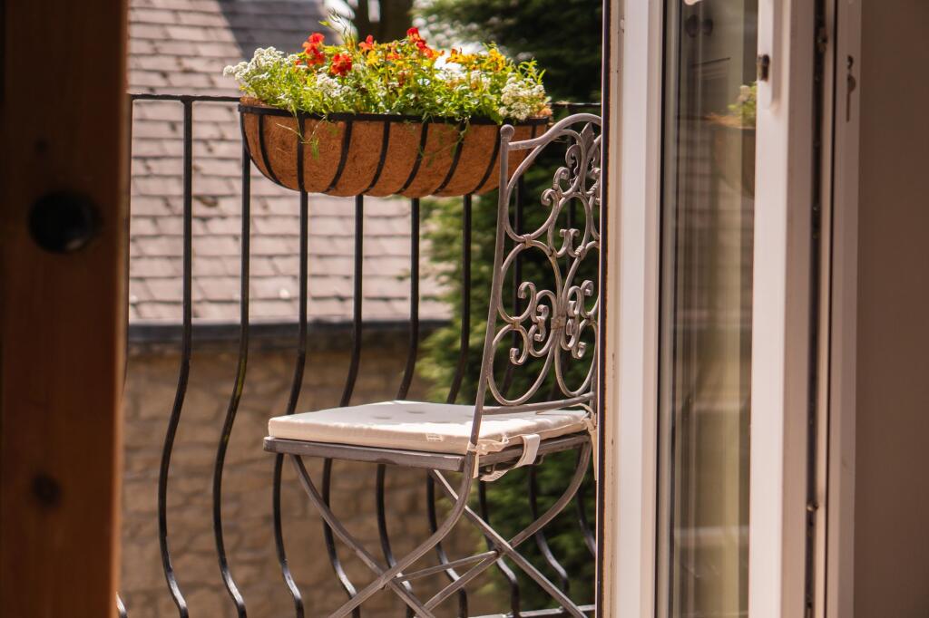 Bedroom with En Suite &amp; Balcony