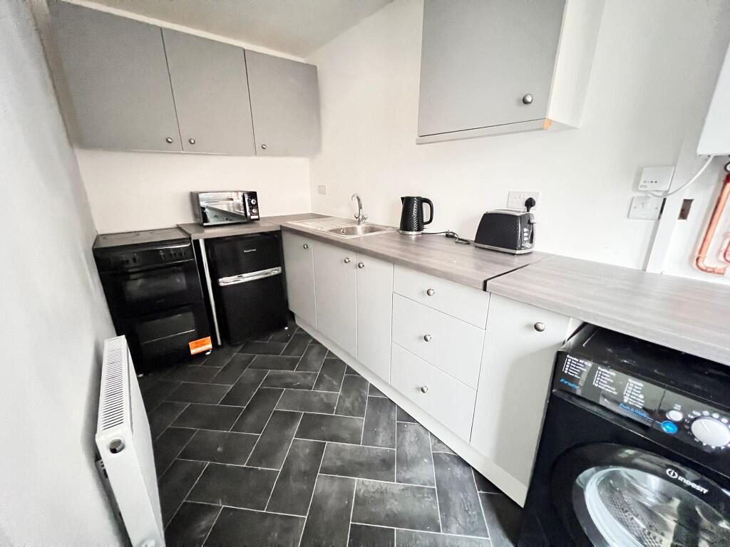 FITTED KITCHEN