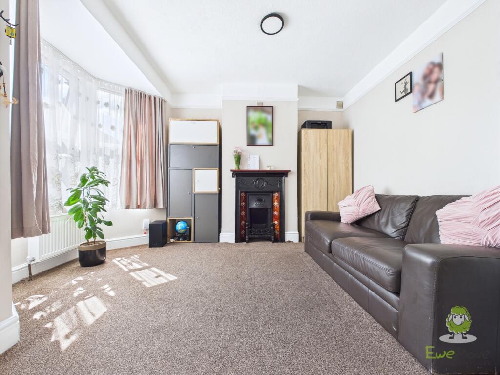 CAM01543G0-PR0136-STILL001